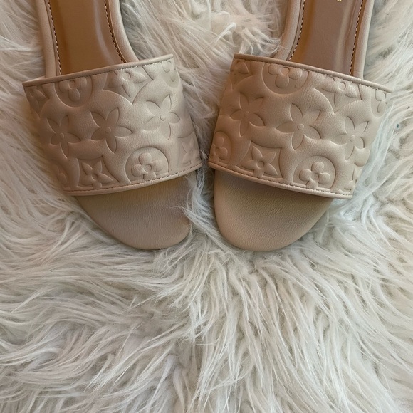 Nude Luxury Embossed Slide Sandals - Picture 2 of 5